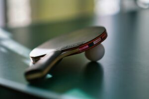 peut-on-toucher-la-table-avec-la-raquette-ping-pong
