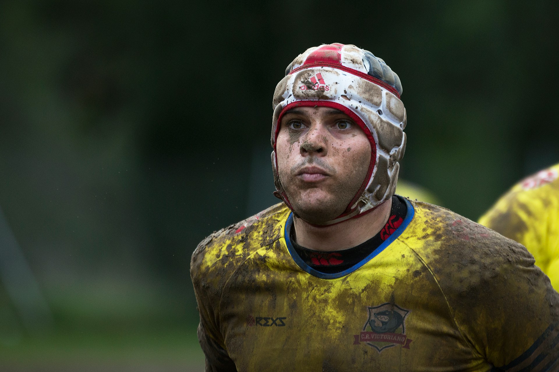 joueur-rugby-portant-casque